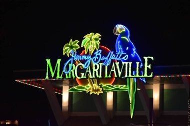 Orlando, Florida. 17 Ekim 2018 Margaritaville işareti gece Citywalk Universal Studios