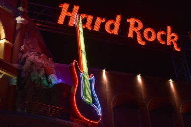 Orlando, Florida. 17 Ekim 2018 kırmızı Hard Rock Cafe işareti ve renkli gitar Citywalk Universal Studios.