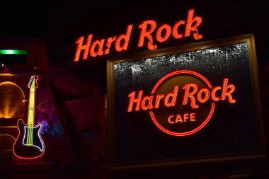 Orlando, Florida. 17 Ekim 2018. Hard Rock Logo ve renkli gitar Citywalk Universal Studios
