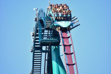 Orlando, Florida. 19 Ekim 2018 güzel at Seaworld, Mako rollercoaster lightblue üzerinde zevk insanlar arka plan at Seaworld Tema Park gökyüzü...