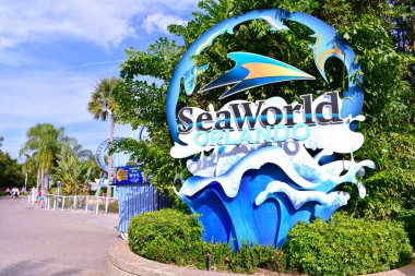 Orlando, Florida. 19 Ekim 2018 Panoramica görünümü kısmi Manta Ray Rollercoaster at Seaworld Tema Park görünümünü ve Seaworld işareti