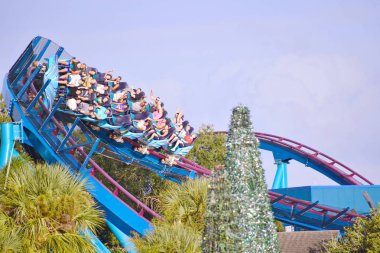 Orlando, Florida. 19 Ekim 2018 Mako Rollercoaster, palmiye ağaçları ve Chritsmas ağaç at Seaworld Tema Park görünümünü Top