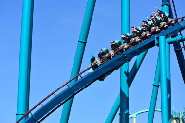 Orlando, Florida. 19 Ekim 2018 komik biniciler yokuş aşağı kendi elleriyle Mako Roller Coaster at Seaworld Tema Park zevk.