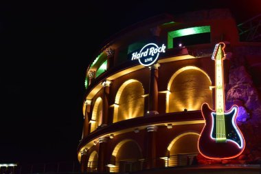 Orlando, Florida. 19 Ekim 2018 Hard Rock işareti ve Roma Coliseum gitar bina Universal Studios Citywalk stil.