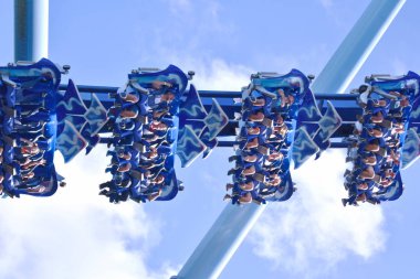 Orlando, Florida. 19 Ekim 2018 Manta Roller coaster hareketin ortasında plopped ve binici çığlıkları park yansımak.