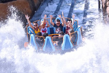Orlando, Florida. 19 Ekim 2018 Orlando, Florida. 19 Ekim 2018 konumlar bu tür yüksek sonbaharda yaşayın. İnsanlar having fun Infinity Falls