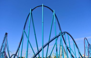 Orlando, Florida. 19 Ekim 2018 panoramik eğlence Mako ve Kraken hız treni Seaworld Tema Parkı'nda.