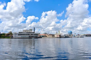 Orlando, Florida. Disney Springs 19 Ekim 2018 panoramik manzaralı güzel lightblue bulutlu arka planda Lake Buena Vista'nın..