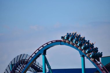 Orlando, Florida. 19 Ekim 2018 zevk Mako lunapark treni keskin eğriler ve sarp tepeler at Seaworld Tema Park sunan insanlar.