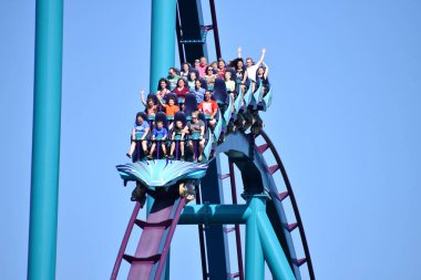 Orlando, Florida. 19 Ekim 2018 insanlar farklı yaş Mako Rollercoaster Seaworld deniz Tema Parkı içinde eğleniyor.