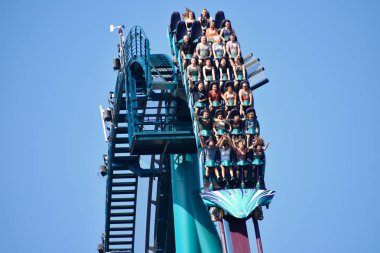 Orlando, Florida. 19 Ekim 2018 farklı halkı yaşları heyecan ve hızlı iniş Mako Roller Coaster at Seaworld Tema Park at binme tarafından korkmuş