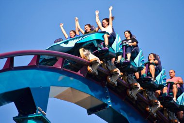 Orlando, Florida. 19 Ekim 2018 genç kızlar eğleniyor Mako Roller Coaster Seaworld deniz Tema Parkı.
