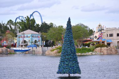 Orlando, Florida. 19 Ekim 2018. Renkli Afrika tarzı mimarisi, yelkenli tekne, rollercoaster ve göl at Seaworld deniz Tema Park üzerinde Noel ağacı