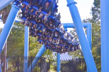 Orlando, Florida. 19 Ekim 2018. Çelik ve raylar Manta Ray roller coaster Seaworld Tema Parkı, gün batımında eğrileri
