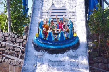 Orlando, Florida. 19 Ekim 2018. Eller yükselterek komik kadın Infinity Falls at Seaworld Tema Park..