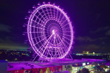 Orlando, Florida. 20 Ekim 2018. Iluminated mor büyük tekerlek gece International Drive alanında.