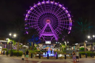 Orlando, Florida. 22 Ekim 2018 iluminated büyük tekerlek gece arka planda International Drive alanı, Purple..