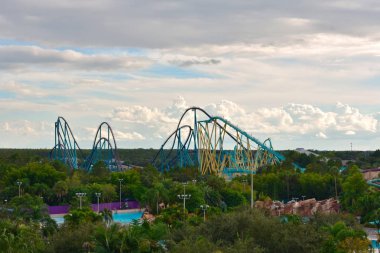 Orlando, Florida. 25 Ekim 2018 panoramik Seaworld's Aquatica Park ve hız treni International Drive alanında bulutlu gökyüzü arka plan üzerinde..