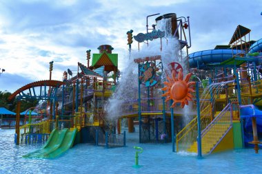 Orlando, Florida. 25 Ekim 2018. İle su lightblue havuzu Aquatica Water Park, bulutlu gökyüzü arka plan üzerinde renkli cazibe