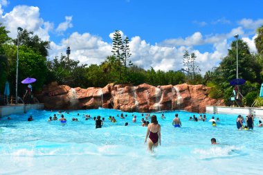 Orlando, Florida. 26 Ekim 2018. Güzel lightblue havuzu şelaleler ve dalgalar su parkında International Drive alanında
