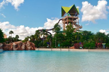 Orlando, Florida. 26 Ekim 2018 su cazibe ile Aquatica Water Park International Drive alanında, renkli slaytları