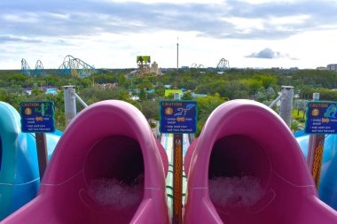 Orlando, Florida. 26 Ekim 2018. Renkli slaytları su binmek cazibe, Seaworld ve Aquatica Park en iyi manzaralı bulutlu gökyüzü arka plan üzerinde.