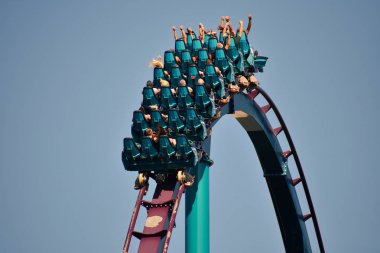 Orlando, Florida. 29 Ekim 2018 Mako Rollercoasterat Seaworld Marinetheme Park'ta şudur tırmanış zevk insanlar