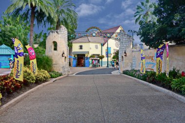 Orlando, Florida. 30 Ekim 2018. Rollercoaster renkli günbatımı arka plan, uluslararası alanda (3 sürücü üzerinde)