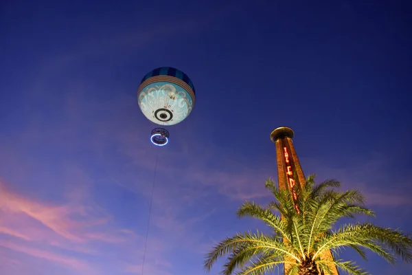 オーランド フロリダ州 2018 気球とブエナ ビスタ湖周辺地域で美しい空を背景にエジソン タワー — ストック写真