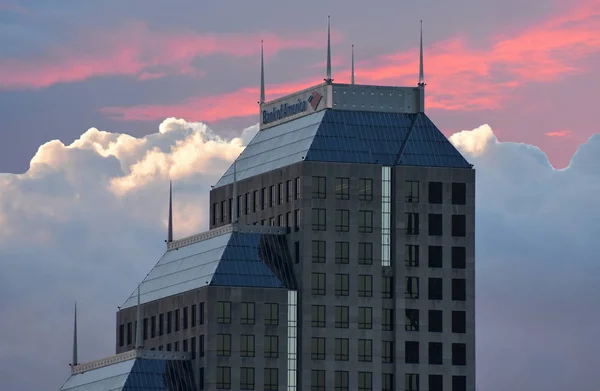 佛罗里达州奥兰多2018年10月16日商业大厦市中心的洋红色多云背景 — 图库照片