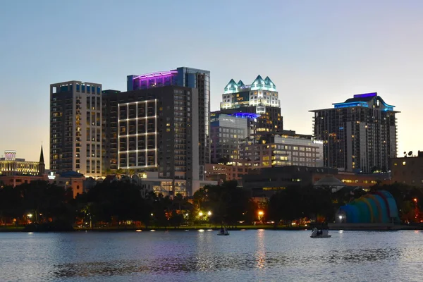 Orlando Florida Outubro 2018 Edifícios Coloridos Iluminados Floresta Verde Barcos — Fotografia de Stock