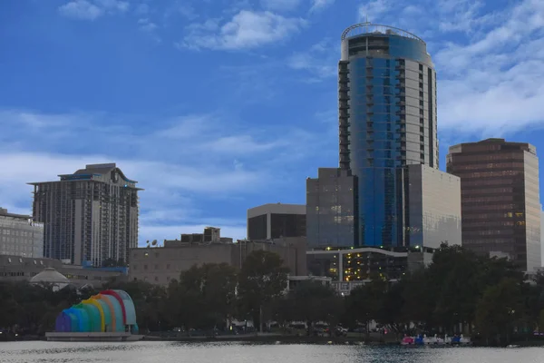 オーランド フロリダ州 2018 白鳥ボート カラフルな風景青い曇り背景の建物とレイク イオラ パーク — ストック写真