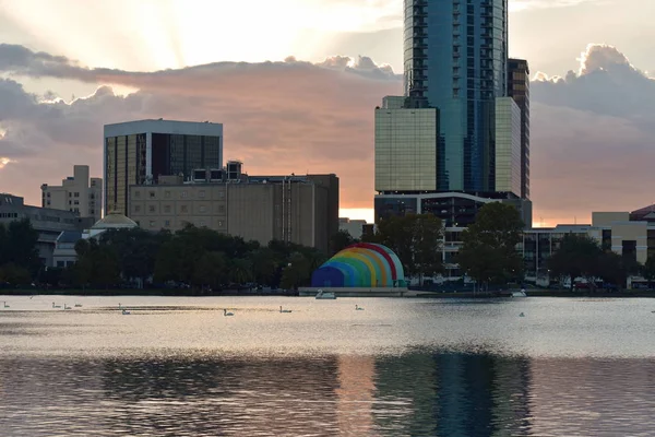 オーランド フロリダ州 2018 日イオラ湖公園繁華街でカラフルな秋の夕日の風景 — ストック写真