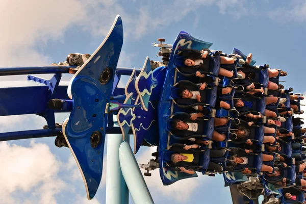 Orlando, Florida. 30 Ekim 2018. Rollercoaster renkli günbatımı arka plan, uluslararası alanda (13 sürücü üzerinde).