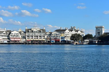 Orlando, Florida; 10 Ekim 2018 kısmi erken günbatımı içinde büyüleyici boardwalk, Lake Buena Vista görünümünü.