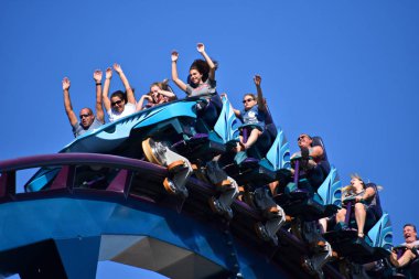  Orlando, Florida; 10 Ekim 2018 International Drive area adlı Rollercoaster eğlenceli ve yükselterek silah sahip insanlar