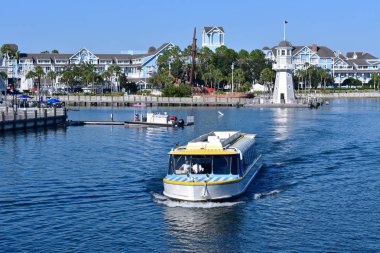Orlando, Florida; Arka plan Villa, korsan gemisi ve Lake Buena Vista alan deniz feneri ile gölde tekne yelken 10 Ekim 2018 taksi