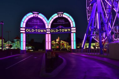 Orlando, Florida; 31 Ekim 2018 Colofur kemerli ve dönme dolap gece eski kasaba Kissimmee