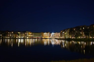 Orlando, Florida; October17, 2018 güzel İtalyan Portofino hotel, Derma köylerde küçük Bay liman gece.