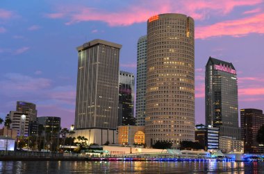 Tampa, Florida. 06 Ekim 2018. Şehir merkezindeki gökdelenler ile renkli iluminated liman güzel günbatımı üzerinde. 1.