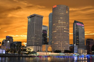 Tampa, Florida. 06 Ekim 2018. Güzel günbatımı üzerinde renkli iluminated liman ile şehir merkezindeki gökdelenler