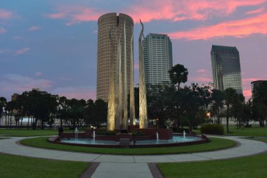 Tampa, Florida. 06 Ekim 2018. Renkli Sunset'teki Henry B bitki Park ve gökdelenler şehir binaları.