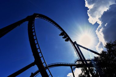Tampa, Florida. 06 Ekim 2018. Sheikra Rollercoaster güzel silüeti'Bush bahçeleri Tampa Körfezi'ndeki günbatımı arka plan üzerinde