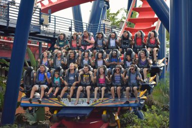 Tampa, Florida. 06 Ekim 2018. Heyecanlı insanlar, büyük bir iniş Sheikra Rollercoaster Bush bahçeleri Tema Parkı içinde sonunda Close-Up