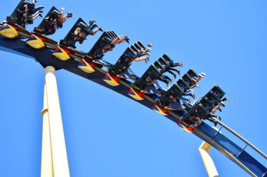 Tampa, Florida. 18 Ekim 2018. Komik insanlar eğlence Montu Rollercoaster yüzükoyun yat. Bush bahçeleri Tampa Bay Tema Parkı.