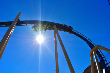 Tampa, Florida. ' Bush bahçeleri Tampa Körfezi'ndeki 25 Ekim 2018 eğlence Montu lunapark treni sonbahar akşam zaman.