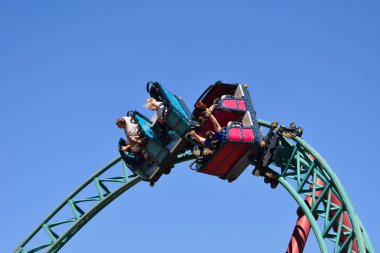 Tampa, Florida. 25 Ekim 2018 insanlar zevk katlanmış ve döner, Kobra'nın laneti Rollercoaster binici, ağırlığına bağlı olarak değişir 