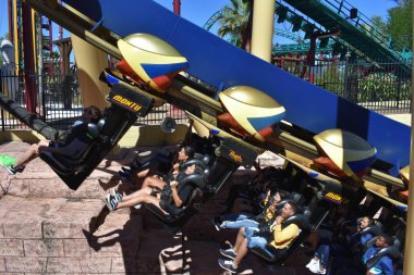 Tampa, Florida. 25 Ekim 2018. Bush bahçeleri Tampa Bay adlı bir 45 derece üzerinde montu Rollercoaster, zevk insanlar tırmanmaya