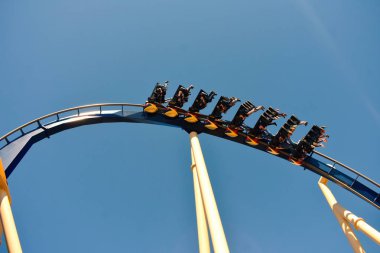  Tampa, Florida. 25 Ekim 2018 insanların yüzü aşağı zevk inanılmaz Montu Roller Coaster Bush bahçeleri Tampa Bay Tema Parkı