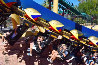 Tampa, Florida. 25 Ekim 2018 insanlar having fun Montu Rollercoaster Bush bahçeleri Tampa Bay Tema Parkı,